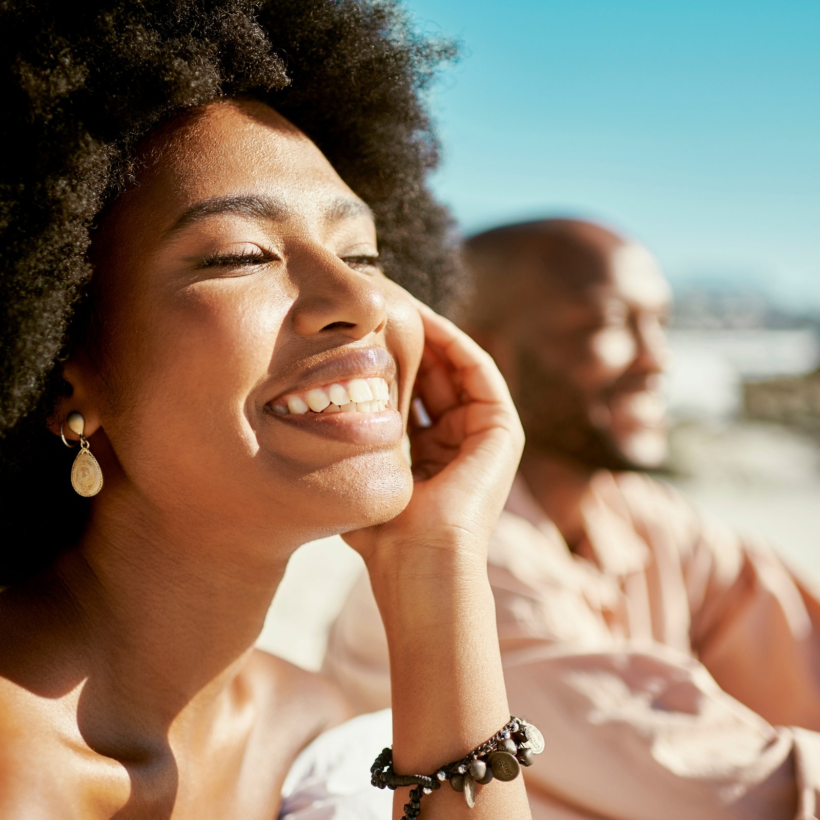 How to Reapply Sunscreen Over Makeup Without Making a Goopy Mess